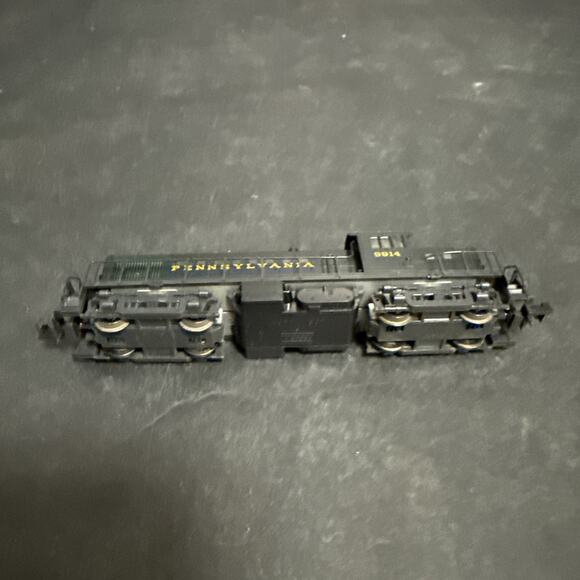 Atlas RS-1 N Scale Pennsylvania Locomotive Train 9914 #4405 Black - Picture 7 of 10